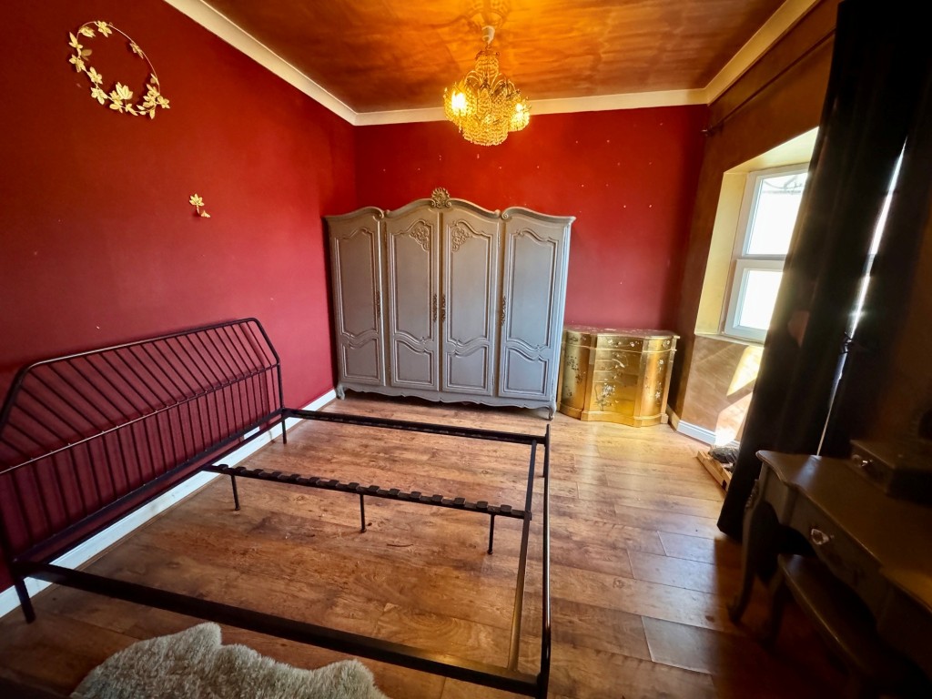 Lot: 53 - ONE-BEDROOM MAISONETTE CLOSE TO AMENITIES - Bedroom alternative view